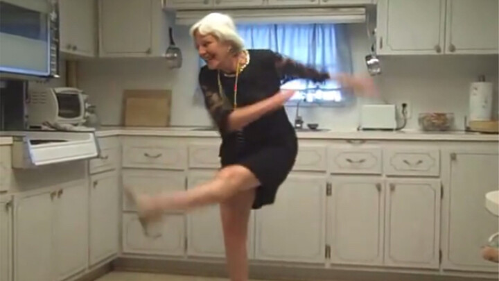 An 82-year-old lady dances Charleston! Let's dance together when we get old!