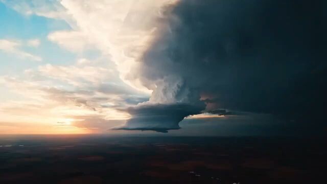 在拉伯克市附近的supercell无人机拍摄的视频（美国，德克萨斯州，2021年5月16日）