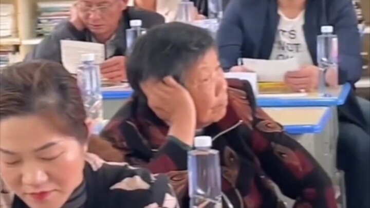 Họp phụ huynh, bà nội: Còn bao lâu nữa thì xong?