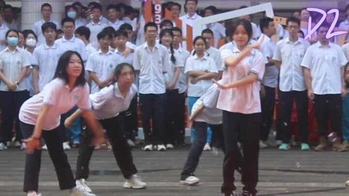 Câu lạc bộ khiêu vũ đường phố D² trường trung học cơ sở Hải Nam năm 2023 cổ vũ cho điệu nhảy siêu bù