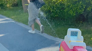 拜托，这个夏天谁会拒绝一把粉色的uzi水枪呢，主要还是一键连发，真的超酷好吗！！