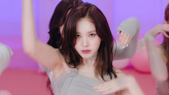 Versi tontonan penuh koreografi STAYC saat membawakan ulang lagu TWICE berjudul "Fancy"