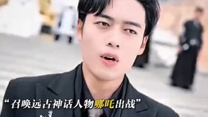 Để tôi kể cho bạn nghe một truyền thuyết...chân của ông đã bị quản gia đánh gãy!!!