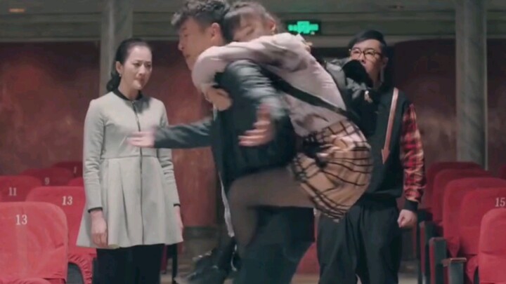 Kenapa kamu malah merobek stoking hitam gadis itu?