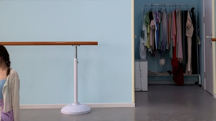 การเต้นแบบ Zero-Based ของ "Red Horse" เสี่ยว ต่าย นั้นช่างสนุกสนานและมีชีวิตชีวา