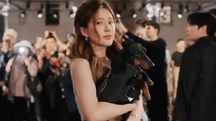 Lusi appeared at Xi’an Seg Plaza. After showing her face at the event for less than three minutes, s