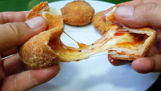 พิซซ่าทอด ทำง่ายๆ ชีสเยิ้มๆ Deep fried pizza 🍴