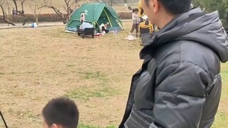 爸爸看别人家的女儿时眼神温柔，转头看向自己的两个儿子后直摇头