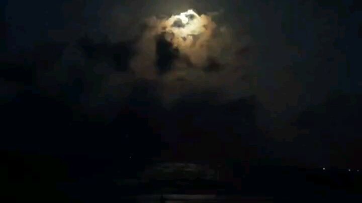 Bulan, Awan, dan Laut
