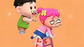 小宝这是在帮妹妹！