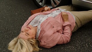 【宇哥】碰瓷女遭到上帝惩罚，让她弄假成真《紧急呼救S2-05》