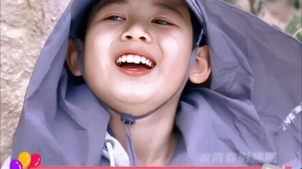 Xiao Hu, laughing and then curling up in Brother Lao Wang’s arms—now that’s pure sweetness! Hu Xianx