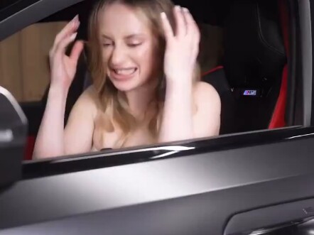 Ini sebenarnya iklan apa? BMW atau Mercedes-Benz?