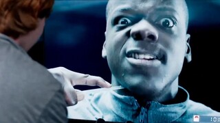 仔细看这个男人的手指，轻轻往回一弯，牙膏就从下面被隔空挤了出来，镜子上的数字瞬间被减少，而这些数字可都是男人的钱