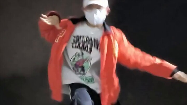 تشانغ يي شينغ: معجبو الذكور يرقصون على رقصة "SHEEP" من هو الذي قال أنه لا يوجد معجبون ذكور؟!