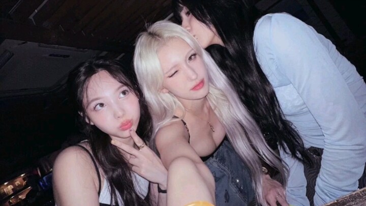 Di panggung akhir tahun, posisi idola di Party Somi jauh lebih tinggi