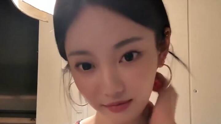Dewi cantik nan imut～Pertama kali main live streaming di Weibo, langsung kabur ketakutan lihat jumla