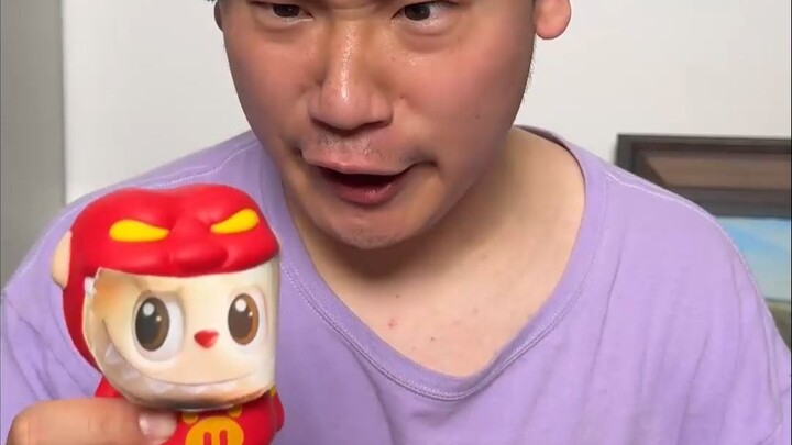 Brother Yan really spoils his fans, giving everyone a “Labubu” piggy!