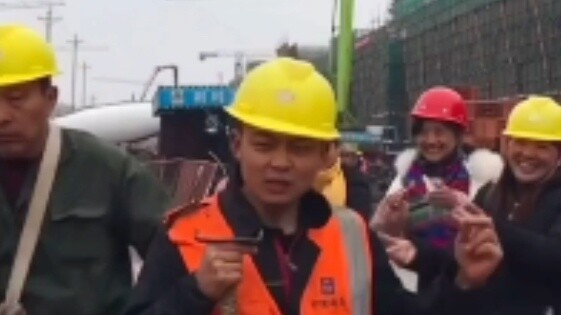 After get off work, I danced to Jackson's dance, and the crane conductor came to support me.