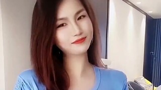 Một số lượng lớn các cô gái trẻ hơi mũm mĩm đang đến 2.0