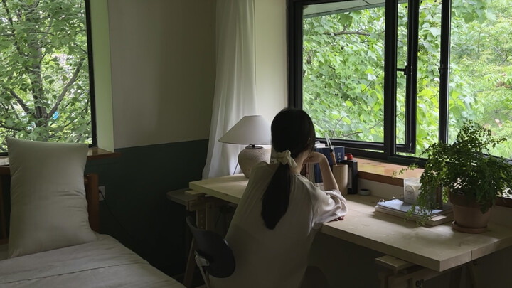 Life in a 100-square-meter Tree-View Apartment for a 28-Year-Old Unmarried Woman