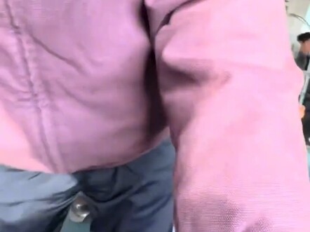 “Ông già nhường ghế” – Cuộc chiến giành ghế trên tàu điện ngầm! Cháu trai nóng mắt tố cáo bà ngoại