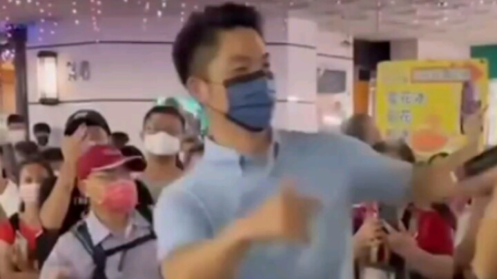 ร่วมแดนซ์ดวลกับราชาแดนซ์แห่งไทเป ท่านนายกเทศมนตรีเจียง วันนี้โชว์สเต็ปนี้จะได้กี่คะแนนนะ? #พี่หมูรัก