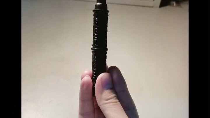 How do different wizards hold their wands?