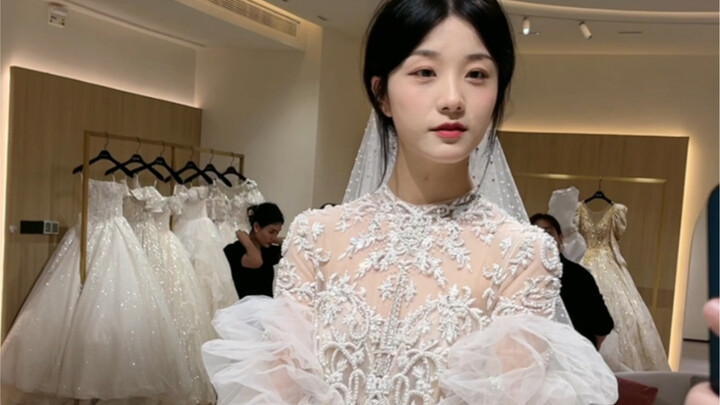No matter if it’s a Chinese or Western-style wedding, you still have to wear a wedding dress!