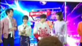 Didi's action of holding the microphone for Yueyue was so natural. It really felt like a family memb