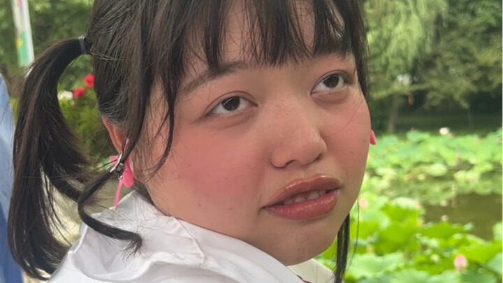 Xiao Hua is such a klutz—she even got lost on the spring outing and started bawling!