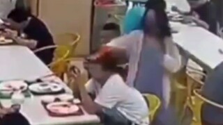 Vì nói phân mèo rất hôi, bị cô tiên nhỏ lấy cơm vịt quay dội lên đầu