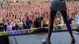 No one can resist Pamela, even at a music festival 🥳 Everyone rocking out and doing aerobics is so j