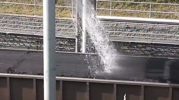 Tàu hỏa chở than thì tưới nước lên than