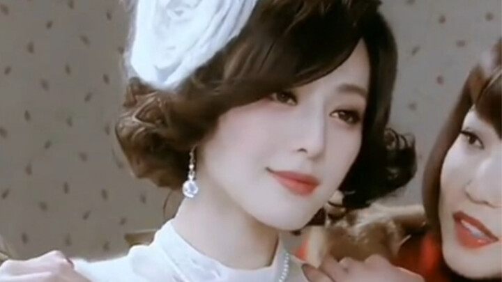 Mắc bệnh cuồng nhan sắc: đầu tóc như bà thím mà vẫn xinh như búp bê.