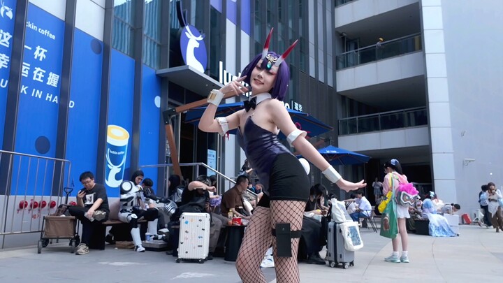 جين تون تونغ زي يذهب إلى معرض كوميك بزي تينجو روكا للتقابل مع شخصية أخرى