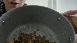 Go to the three cats' house to pick up pig skin! Challenge the old mother to stew cat food and eat i