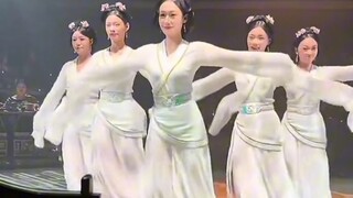 Today, with nothing to do, I'm enjoying some tunes at the entertainment venue! Learning to walk like