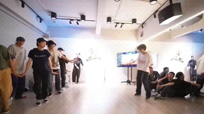 When the hip-hop compe*on suddenly starts playing the love cycle... the tough guys all danced the