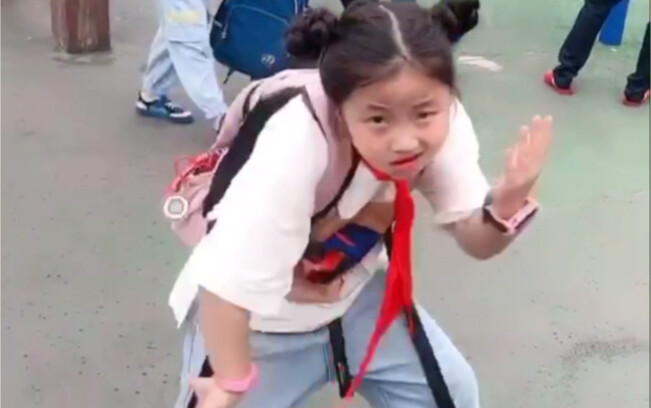 سمعت من المعجبين أن الطفل مشهور جدًا على هذا الموقع، سارع بتحميل التطبيق! عندما أخرج للبث المباشر، ر