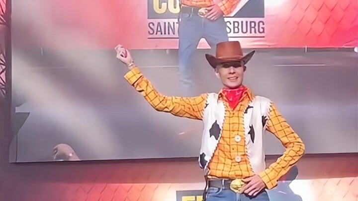 Ini dia ahlinya! Master tari mekanik Rusia dengan sempurna meniru Woody dari Toy Story, penonton di 