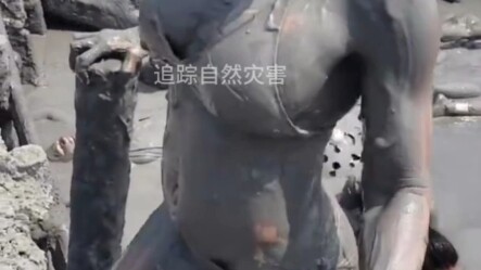 ภูเขาไฟโคลนจัดเป็นภัยพิบัติทางธรรมชาติ แต่ฝรั่งกลุ่มนี้กลับเล่นกันได้สนุกสุดๆ!