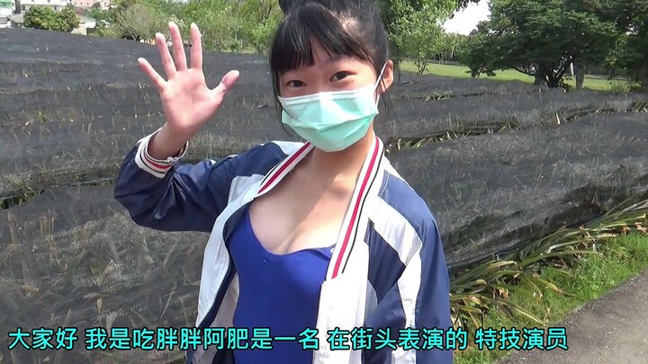 Gadis bermain musik di jalanan, tidak suka jalan-jalan belanja, bangun pagi lalu memandangi siput.