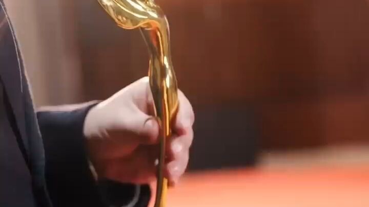 #ดาราสาวดับกลางเวที! ทะลุมิติมาเป็นคุณย่ารวยที่สุดในโลก!? พร้อมระบบลดอายุ ปั้นสามทายาทCEOปราบคนชั่ว!