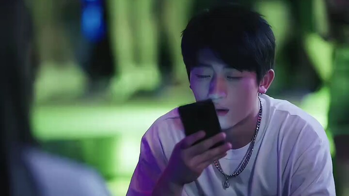 A young man catches the eye of a rich girl, who confesses her feelings to him on the spot, leaving h