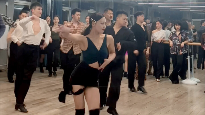 Minggu ini giliran memilih cowok. Aku ganti grup untuk lihat siapa yang paling tampan~