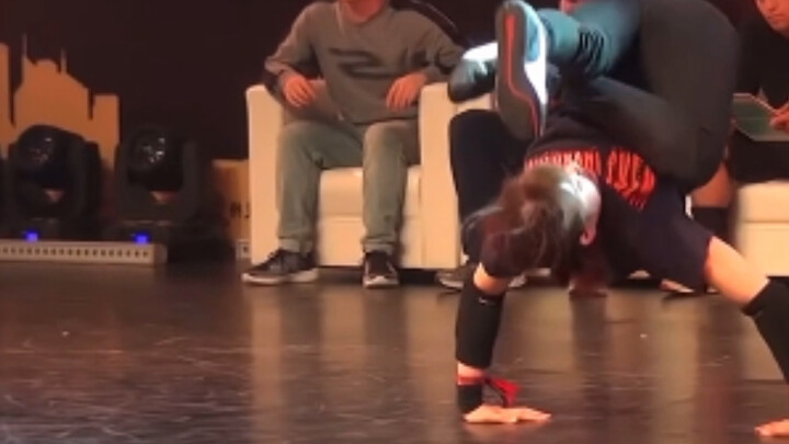 Gadis tari jalanan keluarkan jurus pamungkas: Bgirl berwajah cantik yang jago menari!