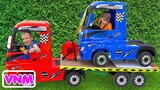 Niki đi trên xe tải kéo và chơi bán chiếc xe đồ chơi cho trẻ em