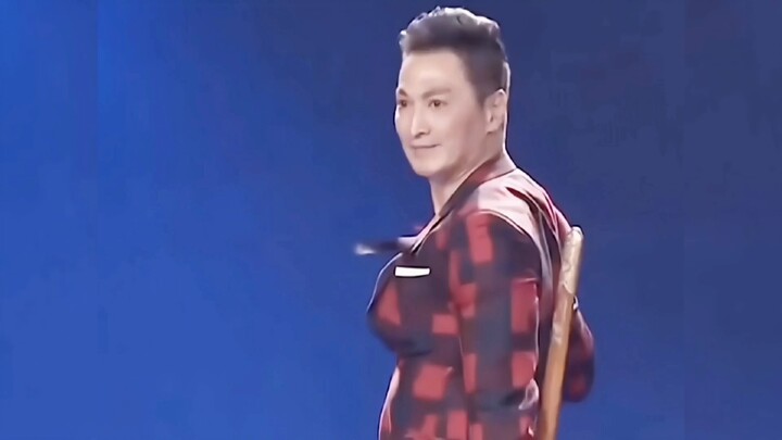 Back in the day, actors really knew their stuff. He Jiajin effortlessly drew his sword with one hand