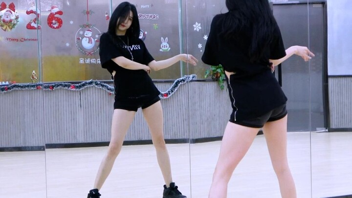 Nhìn chân đi! Đừng chỉ chăm chăm nhìn mông lắc!